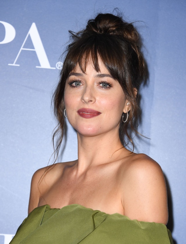 How To Style Curtain Bangs According To Dakota Johnson How To Style Curtain Bangs According To Dakota Johnson