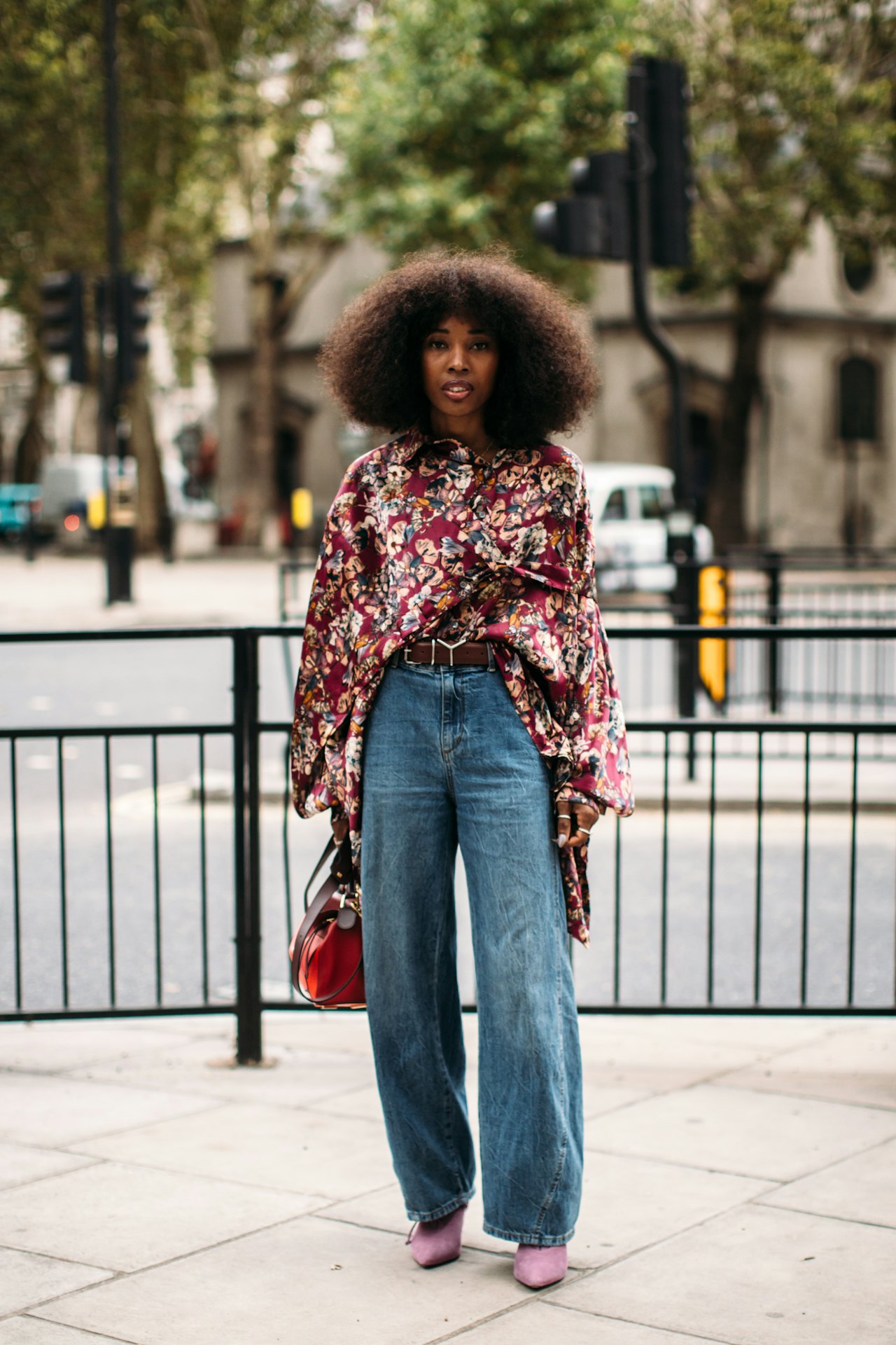 How To Style Baggy Jeans — The Anti-Skinny Jeans Trend Taking Over