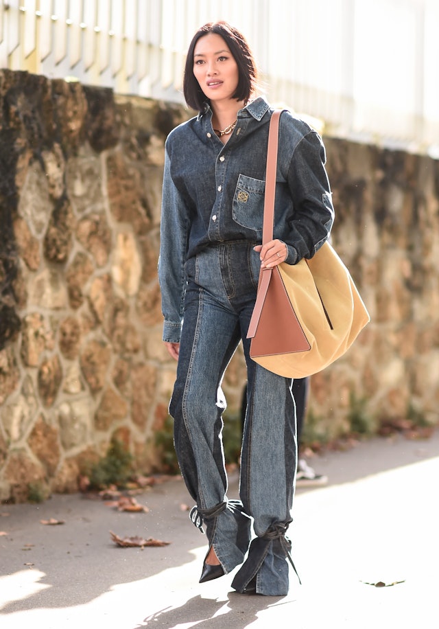 Photo de rue de Tiffany Hsu portant un sac surdimensionné à la Fashion Week de Paris printemps 2020.