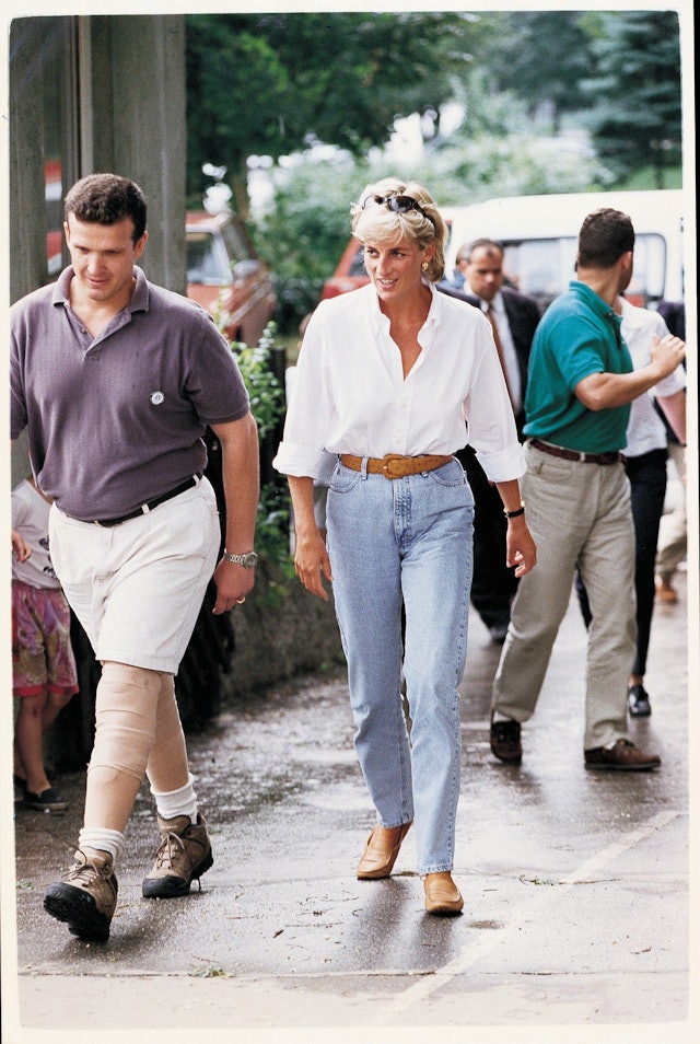 This Iconic 90s Jeans Brand Says This Major Denim Trend Is Back
