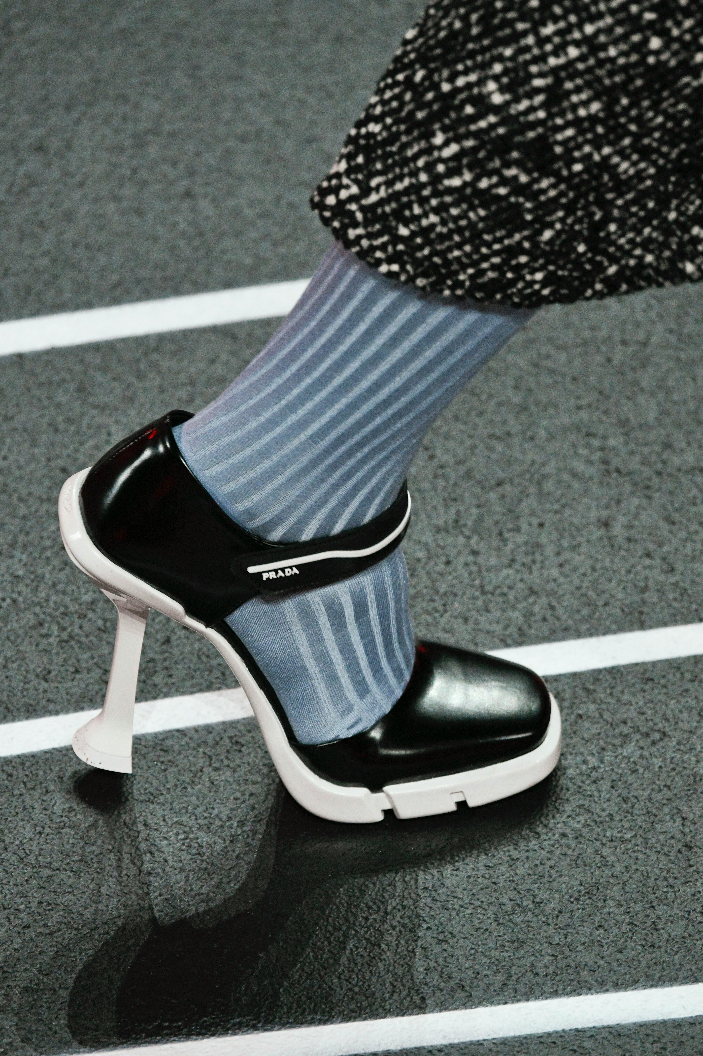 The 90s Shoe Trends From The Runway That Will Be Huge This Fall   E3589a7b Bafd 42b5 A5e7 0b6371714848 Gettyimages 1207689368 