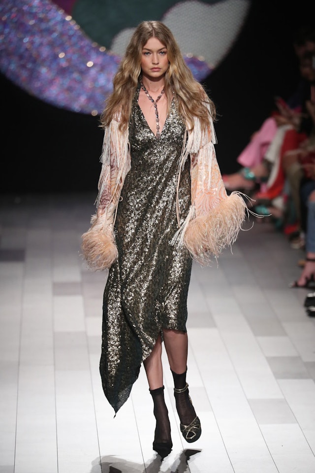 This Is How Gigi Hadid Gracefully Handled A Runway Wardrobe